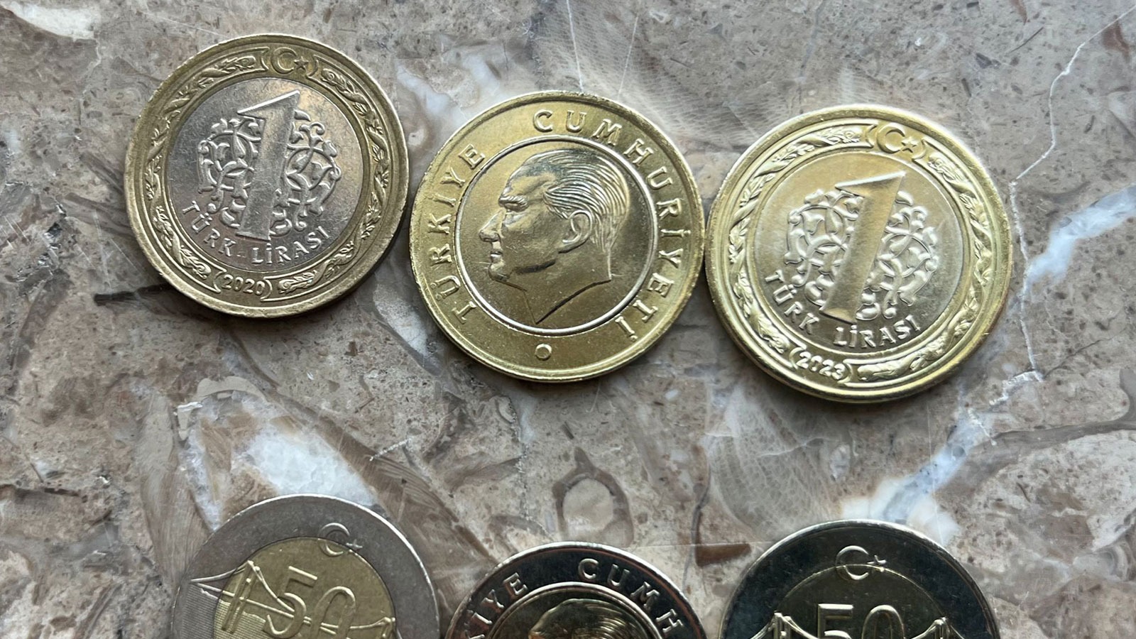 •	Baskı Kaymaları: Ön ve arka yüzlerde belirgin uyumsuzluklar ve kaymalar.
•	Eksik Harf ve Rakamlar: Paranın yazı ve rakamlarında eksiklikler veya belirgin silinmeler.
•	Desen Hataları: Kenarlardaki şekillerde düzensizlikler ve baskı hataları.
•	Eğer elinizde bu kriterleri taşıyan bir 1 TL varsa, koleksiyon değeri taşıyor olabilir.
