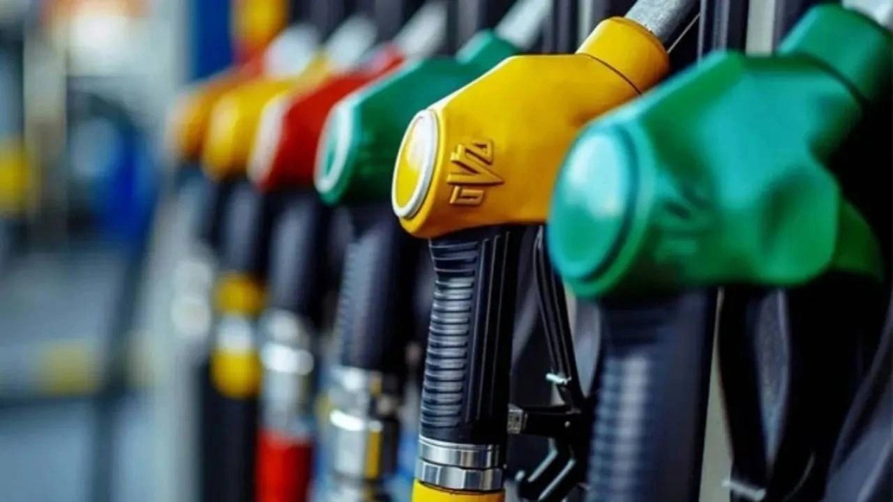 BENZİN FİYATLARINA ZAM GELİYOR
Akaryakıt sektöründe yaşanan fiyat dalgalanmaları sürerken, benzin kullanıcılarını üzecek bir gelişme yaşandı. Edinilen bilgilere göre, 14 Mart’ı 15 Mart’a bağlayan gece yarısından itibaren benzinin litre fiyatına 1,81 TL zam yapılması bekleniyor. Bu zam, vatandaşların akaryakıt masraflarını artırırken, motorin fiyatlarında herhangi bir değişiklik olmayacağı öngörülüyor.
