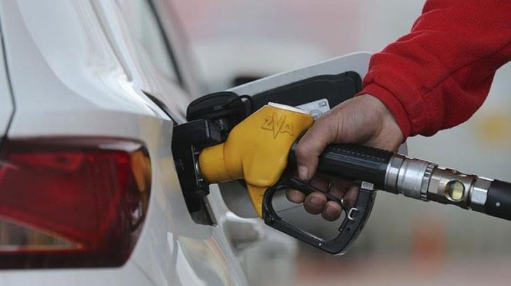 YAKIT FİYATLARINDAKİ DEĞİŞİKLİKLER DEVAM EDECEK Mİ?
Petrol fiyatlarındaki küresel dalgalanmalar, döviz kurlarındaki artışlar ve vergi politikaları akaryakıt fiyatlarını doğrudan etkiliyor. Son dönemde küresel enerji piyasalarında yaşanan belirsizlikler, petrol fiyatlarında dalgalanmalara neden oldu. Türkiye’de de döviz kurundaki hareketlilik ve petrol fiyatlarındaki değişimler nedeniyle akaryakıt fiyatlarında zaman zaman artışlar yaşanabiliyor.
