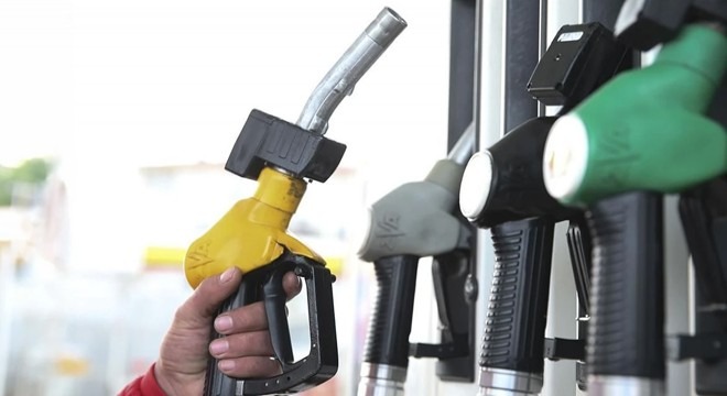 Bu sistem çerçevesinde dağıtım şirketleri, depo satış fiyatlarını belirleyerek bayilere tavsiye edilen tavan fiyatları sunuyor. Bayiler ise bulundukları bölgedeki rekabet koşullarına göre kendi pompa satış fiyatlarını şekillendirebiliyor. Akaryakıt fiyatlarındaki dalgalanmalar, uluslararası petrol piyasasındaki değişimler, döviz kuru hareketleri ve vergilendirme politikalarına bağlı olarak belirleniyor.