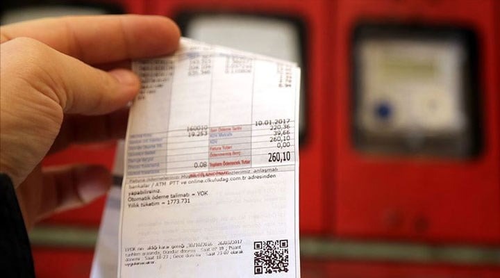 SON KARAR NE ZAMAN AÇIKLANACAK?
Elektrik tarifelerindeki olası zam kararı, ekonomi yönetiminin değerlendirmelerinin ardından netleşecek. 1 Nisan tarihinin gündemde olduğu ancak kesin kararın önümüzdeki günlerde alınacağı belirtiliyor. Hükümetin, enflasyonu kontrol altında tutma hedefi doğrultusunda zam oranını düşürebileceği de konuşuluyor.
