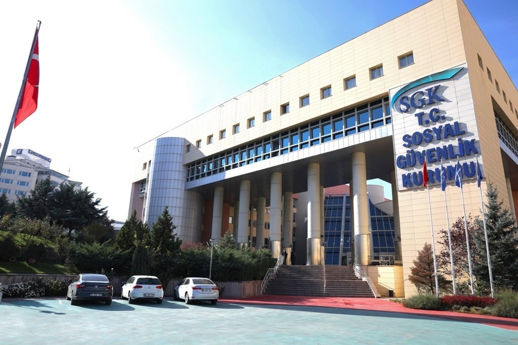 İŞSİZLİK MAAŞI ALMA ŞARTLARI DEĞİŞİYOR
SGK’nın bu yeni düzenlemesi, işten çıkarılma nedeniyle işsizlik maaşı alamayan kişilere önemli bir fırsat sunuyor. İşsizlik maaşı alabilmek için gerekli olan başvuru şartları, geçmişte birçok çalışan için engel teşkil ediyordu. Özellikle işten haksız bir şekilde çıkarılan bireyler, İş Kanunu’nun 25. maddesi gereği işsizlik maaşına hak kazanamıyordu. Bu madde, çalışanların “ahlak ve kurallara uymayan” sebeplerle işten çıkarılmasını işsizlik maaşı almaya engel bir durum olarak kabul ediyordu. Ancak bu uygulama, SGK’nın yeni düzenlemesiyle değişmiş oldu.
