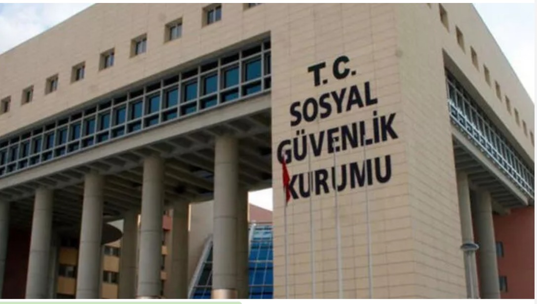 İŞTEN ÇIKARILMA KODU DEĞİŞİKLİĞİ NE ANLAMA GELİYOR?
Yeni düzenlemeye göre, işveren tarafından haksız yere işten çıkarılan bir çalışan, arabuluculuk ya da mahkeme yoluyla işverenle anlaşarak kıdem tazminatı veya ihbar tazminatı almışsa, işten çıkarılma kodunu değiştirme hakkına sahip olacak. Bunun için çalışan, SGK’ya arabuluculuk tutanağını sunarak işten çıkarılma kodunu düzelttirebilecek. Bu durum, işsizlik maaşı alamayan ve yeni iş bulmada zorlanan çalışanlar için oldukça önemli bir fırsat sağlıyor.
