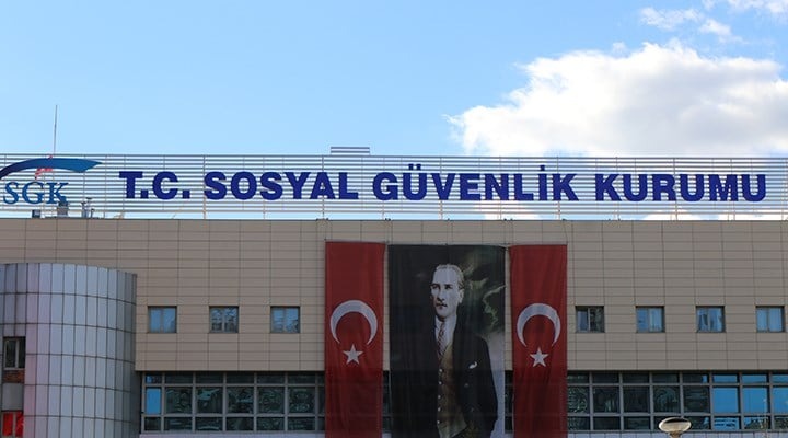 YENİ DÜZENLEME ÇALIŞANLARA HAKKINI VERİYOR
Sosyal Güvenlik Uzmanı İsa Karakaş, bu değişikliğin işsizlik maaşı almakta zorluk çeken çalışanlar için büyük bir avantaj sağladığını vurguladı. Karakaş, "Artık işsizlik maaşı almak için gerekli olan koşulları yerine getiren, ancak işten çıkarılma kodu nedeniyle bu maaşı alamayan çalışanlar için yeni bir düzenleme devreye girdi. Bu değişiklik, haksız işten çıkarılma nedeniyle mağdur olan tüm çalışanlar için önemli bir fırsat. Çalışanlara hayırlı olsun" dedi.
