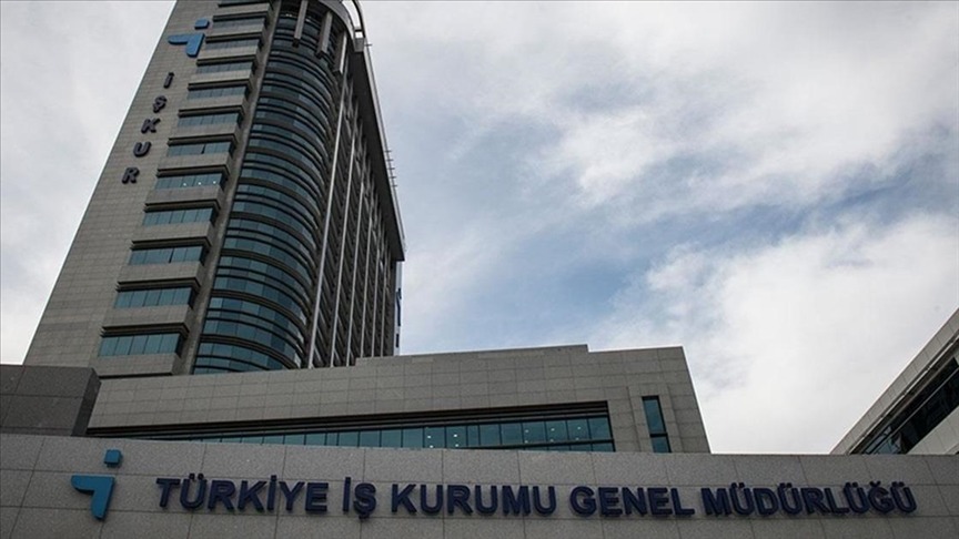 ÖĞRENCİLERİN YOĞUN İLGİSİ İLE PROGRAM BAŞARIYA ULAŞTI
Gençlik Programı, öğrencilerden yoğun ilgi görmeye devam ediyor. Şu ana kadar 435 bin 825 öğrenci başvuruda bulundu. İlk etapta 100 bin öğrenci programa dahil edilirken, yıl sonunda bu sayının 200 bine çıkması hedefleniyor. Öğrencilerin programa olan ilgisi arttıkça, katılabilecek öğrenci kontenjanlarının da genişletilmesi planlanıyor. Bu süreçte özellikle üniversitelerden büyük başvurular alındı.
