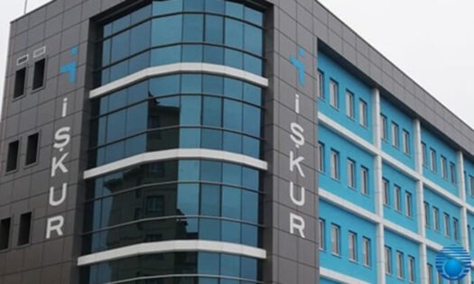 GENÇLERE YENİ İŞ FIRSATLARI SUNULUYOR
İŞKUR'un başlattığı Gençlik Programı, öğrencilerin eğitim hayatları sırasında iş dünyasına adım atmalarına imkan tanıyor. Haftada üç gün çalışma fırsatı sunan bu program, öğrencilere hem meslek öğrenme hem de maddi kazanç sağlama olanağı tanıyor. Öğrenciler, ilgi duydukları alanlarda çalışma imkânı bularak günlük 1083 TL kazanç elde edebiliyor. Bu sayede gençler, iş deneyimi kazanırken, aynı zamanda ekonomik bağımsızlıklarını da güçlendiriyor.
