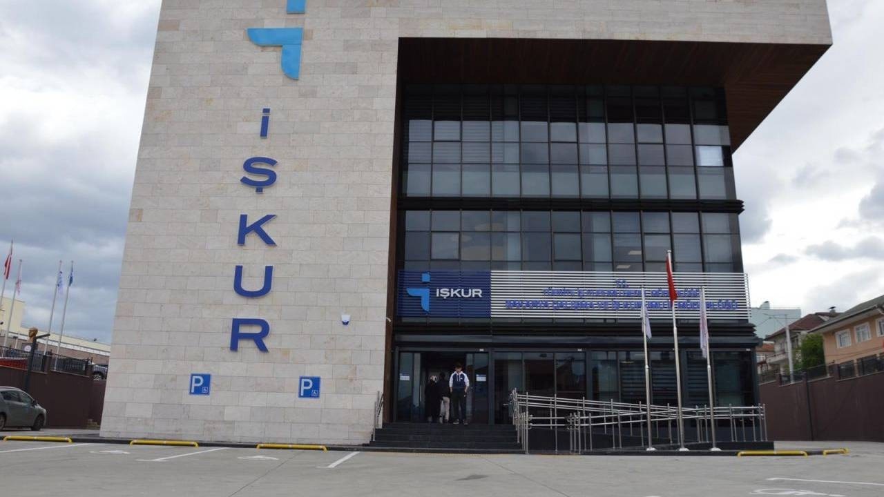 GENÇLERİN KARŞISINDA BÜYÜK BİR FIRSAT VAR
İŞKUR Gençlik Programı, hem öğrencilere önemli iş deneyimleri kazandırıyor hem de maddi açıdan büyük bir katkı sağlıyor. Devlet desteği ile sunulan bu fırsat, öğrencilere sadece çalışma imkânı sunmakla kalmayıp, aynı zamanda mesleki gelişimlerini de destekliyor. Bu program sayesinde, öğrenciler iş hayatına daha sağlam adımlarla adım atma şansına sahip olacaklar.
