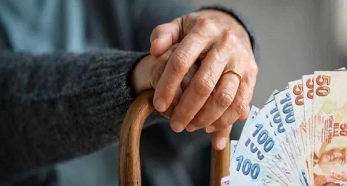 BAYRAM İKRAMİYESİNE ZAM GELDİ: EMEKLİLERİN YÜZÜ GÜLDÜ
Açlık sınırının altındaki maaşlarla geçinmeye çalışan milyonlarca emekli için bayram ikramiyeleri önemli bir gelir kaynağı. Geçtiğimiz günlerde yapılan açıklamaya göre, bu yılki bayram ikramiyesine 1.000 TL’lik bir artış yapıldı. 3.000 TL olarak belirlenen ikramiye, 4.000 TL’ye çıkarıldı. Bayram ikramiyesi, emekli vatandaşların özellikle bayram dönemindeki ihtiyaçlarını karşılamaları adına büyük bir fırsat sunuyor.
