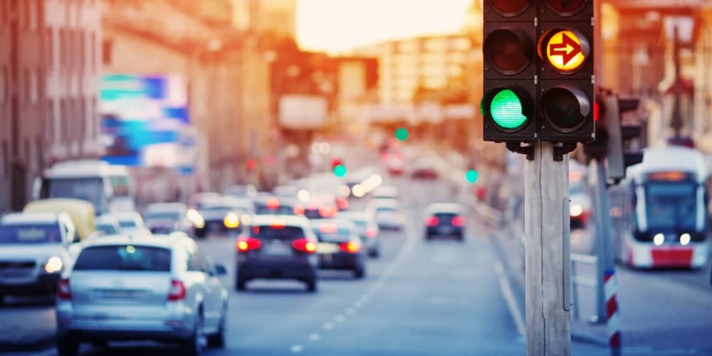 EHLİYETLER EL KONULACAK, MOTOSİKLETLER TRAFİKTEN MEN EDİLECEK
Sadece para cezası ile sınırlı kalmayan yeni düzenleme, ehliyetlere de el konulmasını ve motosikletlerin trafikten men edilmesini içeriyor. Trafikte akrobatik hareketler yapan veya yarışa katılan sürücüler, 2 yıl süreyle ehliyetlerini kaybedecek ve motosikletleri 60 gün boyunca trafikten men edilecektir. Bu tür ağır cezalar, sürücülerin davranışlarını değiştirmeyi ve trafikteki tehlikeleri en aza indirmeyi amaçlamaktadır.
