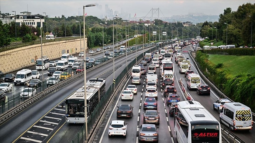 AKROBATİK HAREKETLER YAPANLARA REKOR CEZA
Yeni düzenlemeye göre, trafikte akrobatik hareketler yapan ya da yarışan motosiklet sürücülerine, 47 bin TL’ye kadar para cezası uygulanacak. Bu cezanın amacı, trafikte tehlikeli hareketlerde bulunan sürücüleri caydırmak ve diğer sürücülerin güvenliğini sağlamaktır. Ayrıca, bu tür sürücüler trafikte daha dikkatli ve sorumlu olmaya teşvik edilecektir.
