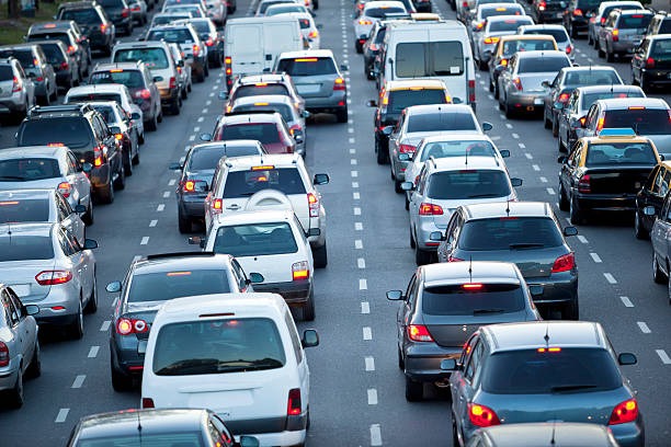 YENİ DÜZENLEME İLE TRAFİK GÜVENLİĞİ ARTACAK
Yeni düzenlemeler, trafikteki tehlikeli hareketleri engellemeyi ve motosiklet kazalarını azaltmayı hedefliyor. Motosiklet sürücülerine yönelik ağır cezalar ve denetimler, trafikteki güvenliği artırmak için önemli bir adım olarak görülüyor. Özellikle genç motosiklet kullanıcılarının bu tür tehlikeli hareketlerden kaçınması gerektiği ve trafikte daha sorumlu davranmaları gerektiği vurgulanıyor.
