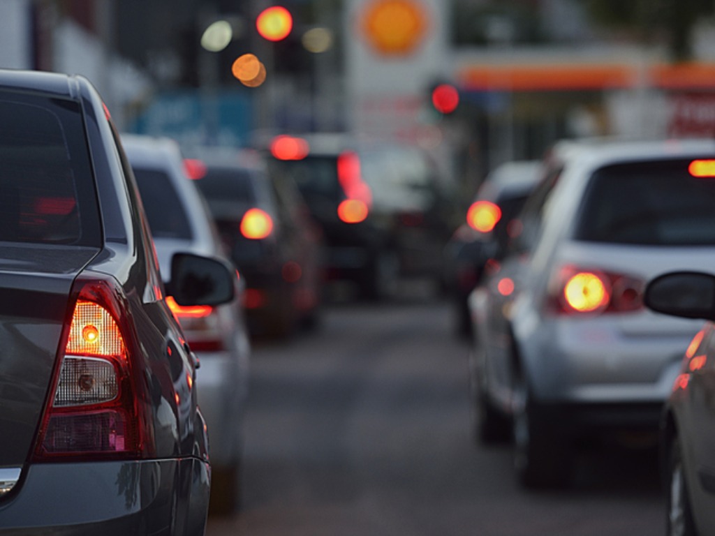 MOTOSİKLET KAZALARINDA ARTIŞ: DAHA SIKI TEDBİRLER GEREKİYOR
Bakan Yerlikaya, Türkiye’deki motosiklet sayısının hızla arttığını ve bu artışın beraberinde trafik kazalarını getirdiğini belirtti. 2023 yılında motosiklet sayısı 5,1 milyona ulaşırken, 2024’te bu sayının 6,3 milyona çıkması bekleniyor. Motosiklet sayısındaki bu artış, daha sıkı tedbirler alınmasını zorunlu kılıyor. İçişleri Bakanlığı, motosiklet kazalarının önlenmesi için yeni düzenlemeler ve denetimler getirmeyi amaçlıyor.
