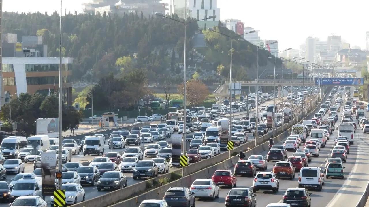 Bu düzenleme, yalnızca motosiklet sürücüleri için değil, tüm trafikteki sürücüler için daha güvenli bir ortam yaratmayı amaçlıyor. Bakan Yerlikaya’nın açıklamaları, trafik kazalarının önlenmesi ve daha güvenli bir yolculuk deneyimi için önemli bir adım olarak kabul ediliyor.