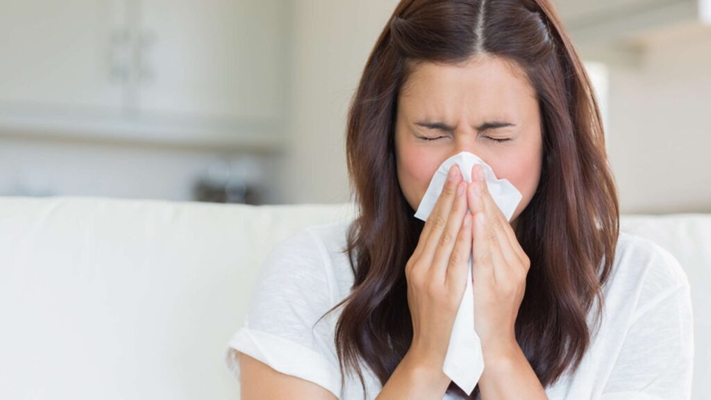 
ALERJİK RİNİTİN SEZONUNDAN ERKEN VURDUĞU YIL: NEDENLERİ NELER?
Alerjik rinit, genellikle bağışıklık sisteminin alerjenlere aşırı tepki vermesi sonucu ortaya çıkar. Bu rahatsızlık, polen, ev tozu, hayvan tüyleri gibi alerjenlere maruz kalındığında, burun akıntısı, tıkanıklık, hapşırık ve gözlerde kaşıntı gibi belirtilerle kendini gösterir. Ancak bu yıl alerjik rinit sezonunun beklenenden erken başladığı gözlemleniyor. Uzmanlar, sosyal medyada vaka sayılarındaki artışı sıklıkla dile getiriyor. İç Hastalıkları Uzmanı Dr. Sedat Irmak, bu yıl alerjik rinit vakalarının Mart ayının başında bile başladığını belirtiyor. Dr. Irmak, özellikle bu yılın sıcaklıkları ve Afrika kaynaklı çöl tozlarının etkisiyle, hastalıkla ilgili şikayetlerin erken dönemde arttığını vurguluyor.

