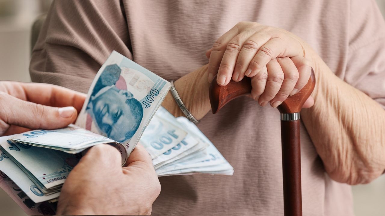 YENİ SİGORTA MODELİ VE DEVLET DESTEĞİ
Yeni sigorta modelinin, Türkiye’deki Bireysel Emeklilik Sistemi’ne (BES) benzer bir yapı üzerine kurulduğu belirtiliyor. Bu modelde, bireyler kendi adlarına veya aileleri adına sigorta yaptırabilecek. Devlet ise sigorta primlerinin bir kısmını finanse ederek bu süreci destekleyecek. Yaşlılık döneminde ortaya çıkan bakım masrafları, kişilerin tercihine göre evde bakım hizmeti almayı ya da bakımevinde hizmet almayı içerebilecek şekilde sigorta kapsamında karşılanacak.
