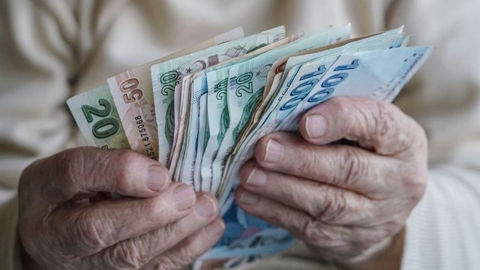 YAŞLI NÜFUSUN ARTMASI İLE BAKIM İHTİYAÇLARI ARTACAK
Son yıllarda Türkiye’de 65 yaş ve üzeri nüfus hızla artış gösterdi. 5 yıl içinde bu nüfus yüzde 20,7 oranında artarak 9,1 milyon kişiye ulaştı. Yaşlılık dönemiyle birlikte artan bakım ihtiyaçları, hem aileler hem de bireyler için ciddi bir sorun teşkil ediyor. Uzmanlar, bakım hizmetlerinin daha sürdürülebilir ve erişilebilir olabilmesi için böyle bir sigorta modelinin şart olduğuna dikkat çekiyor. Uzun Süreli Bakım Sigortası, bu ihtiyacı karşılamayı hedefliyor.
