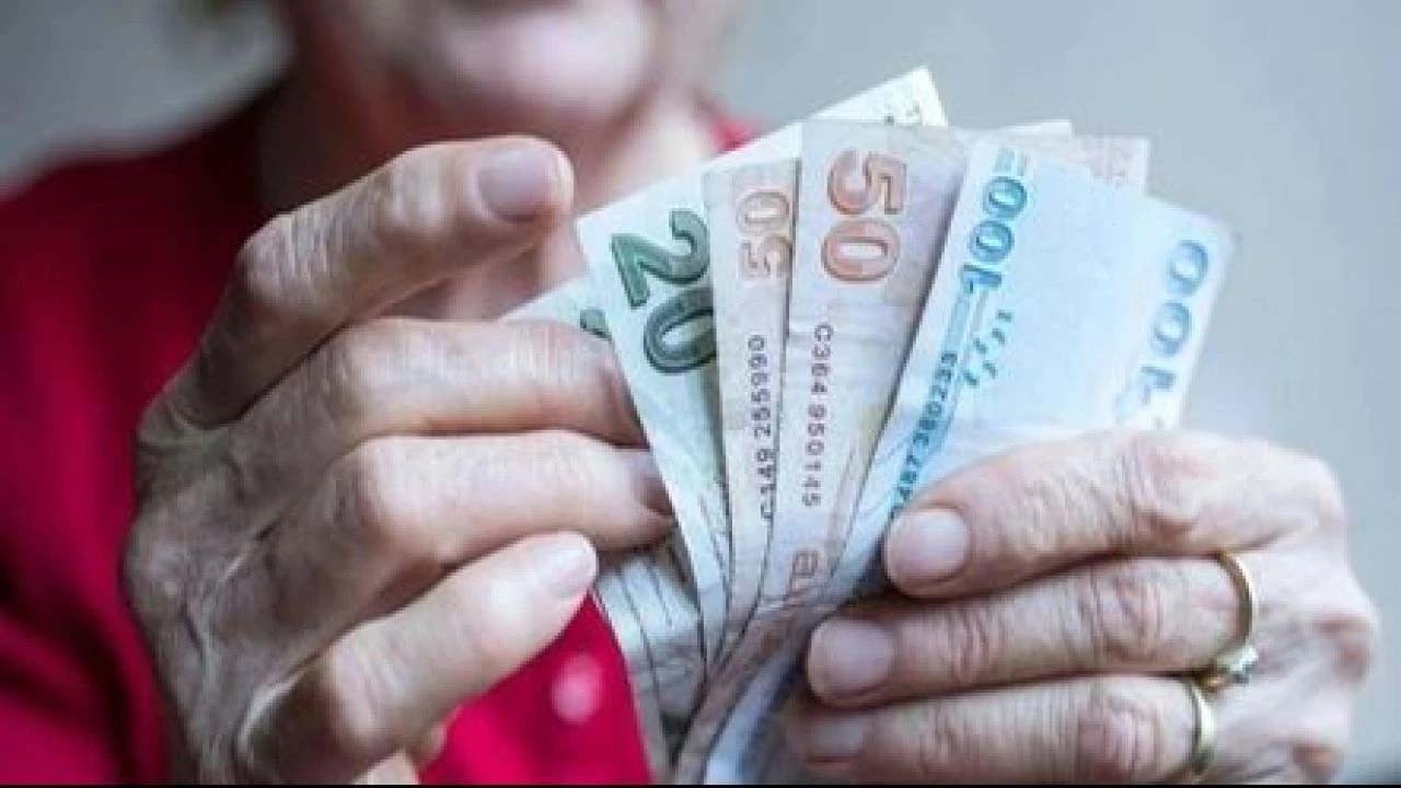 ALMANYA VE JAPONYA'DA UYGULANAN BENZER MODELLERİN BAŞARISI
Yaşlı nüfus oranının hızla arttığı Türkiye’de, uzun süreli bakım sigortası benzeri sistemlerin uygulanması kaçınılmaz bir hal aldı. Almanya ve Japonya, yaşlılık dönemi bakımını sigorta kapsamına alan sistemleri yıllardır başarıyla uyguluyor. Almanya, 1993 yılında bu tür bir sigorta uygulamasına başlamış ve sistem giderek daha büyük bir yük haline gelmişti. Başlangıçta sadece yüzde 0,5 oranında bir primle başlayan bu sistem, bugün yüzde 3,5’lik bir oranla devam etmekte. Buna rağmen, Almanya, yaşlı bakım giderlerini karşılamakta hala zorluk yaşıyor. Bu durum, Türkiye’de de yaşlı bakım sigortasının erken dönemde devreye girmesinin ne kadar önemli olduğunu gözler önüne seriyor.
