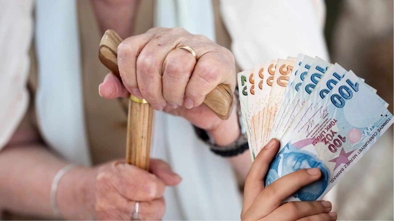TÜRKİYE'DE YAŞLI BAKIMINA YENİ BİR DÜZENLEME ŞART
Artan yaşlı nüfus ve bakım masraflarının getirdiği zorluklar, Türkiye’de de bu sigorta modelinin bir an önce devreye girmesini gerekli kılıyor. Uzmanlar, sistemin yaşlılık dönemi bakım giderlerinin karşılanmasında büyük önem taşıdığına dikkat çekiyor. Yeni sistem, hem bireylere hem de ailelere ciddi bir finansal rahatlık sağlayacak. Ayrıca, bakım hizmetlerinin daha erişilebilir ve sürdürülebilir hale gelmesi, yaşlı bireylerin yaşam kalitesini artıracak.
