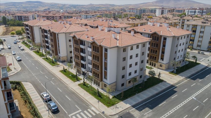 GAZİANTEP ŞEHİTKAMİL’DE 544 SOSYAL KONUTUN TESLİMATI YAPILIYOR
Gaziantep Şehitkâmil Kuzeyşehir Mahallesi’nde inşa edilen 544 sosyal konutun teslimatı, 25 Şubat – 31 Mart 2025 tarihleri arasında gerçekleştirilecek. Bu projede 2+1 ve 3+1 olmak üzere toplam 544 daire bulunuyor. Gaziantep’teki TOKİ projesi de yatay mimari anlayışıyla yapıldı ve deprem güvenliği sağlanarak inşa edildi. Ayrıca, sakinlerin sosyal ihtiyaçlarını karşılayabilecekleri dinlenme alanları, spor alanları ve yeşil alanlar proje kapsamında yer alıyor.
