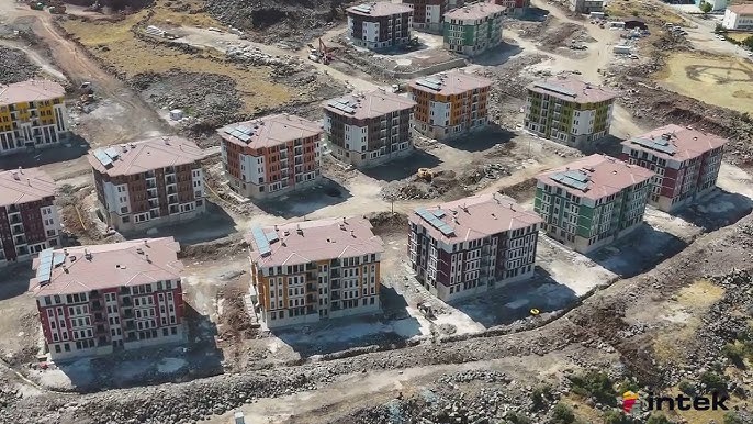 KONYA EREĞLİ'DE 396 SOSYAL KONUTUN TESLİMATI GERÇEKLEŞİYOR
Konya Ereğli Orhaniye Mahallesi'nde tamamlanan 396 sosyal konut, 7 – 28 Mart 2025 tarihleri arasında hak sahiplerine teslim edilecek. Proje, 2+1 ve 3+1 olmak üzere farklı yaşam alanları sunuyor. Konya Ereğli’deki projede de yatay mimari anlayışıyla yapılan konutlar, deprem güvenliği için radye temel üzerine tünel kalıp sistemiyle inşa edildi. Ayrıca proje, sakinlerinin sosyal aktivitelerini gerçekleştirebileceği alanlar sunuyor.
