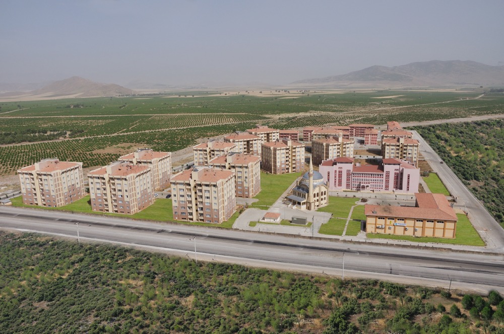 TOKİ’nin Türkiye’nin dört bir yanında gerçekleştirdiği sosyal konut projeleri, dar gelirli vatandaşların ev sahibi olabilmesi için büyük bir fırsat sunuyor. Her biri modern yaşam alanları sağlayan bu projeler, sosyal donatılarla da zenginleştirilmiş durumda. TOKİ, bu projelerle sadece konut sahibi olmayı değil, aynı zamanda güvenli, sağlıklı ve konforlu bir yaşam sürmeyi de mümkün kılıyor. Sosyal konut projeleri, Türkiye’nin her köşesinde dar gelirli aileler için önemli bir çözüm oluşturuyor.