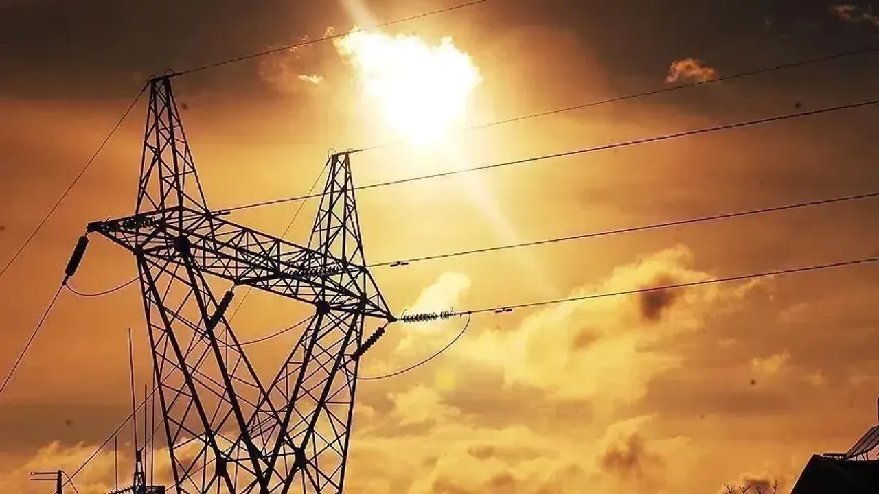 DAĞITIM ŞİRKETLERİ ZARARINI TELAFİ ETMEK İSTİYOR
Elektrik dağıtım şirketleri, mevcut tarifelerle işletmelerinin sürdürülebilirliğini sağlamakta zorlanıyor. Şirketler, 50 milyar TL civarında bir mali açıkla karşı karşıya olduklarını öne sürerek, tarifelerdeki artışla bu açığın kapatılmasını talep ediyor. Bu durum, elektrik fiyatlarının güncellenmesi için gerekli adımların atılmasını zorunlu kılıyor.

