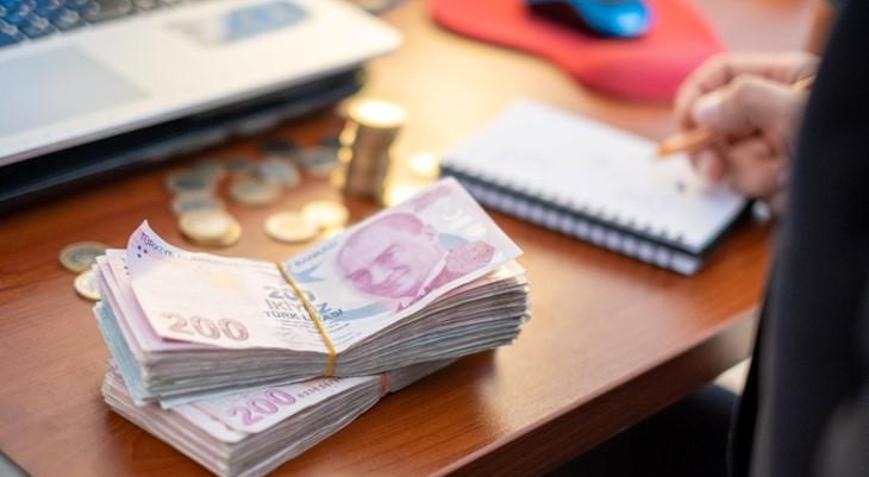 Peki, güncel faiz oranları hangi seviyelerde? 100 bin TL ve 200 bin TL kredi kullananlar için geri ödeme tabloları nasıl şekilleniyor? İşte kredi piyasasındaki son durum...