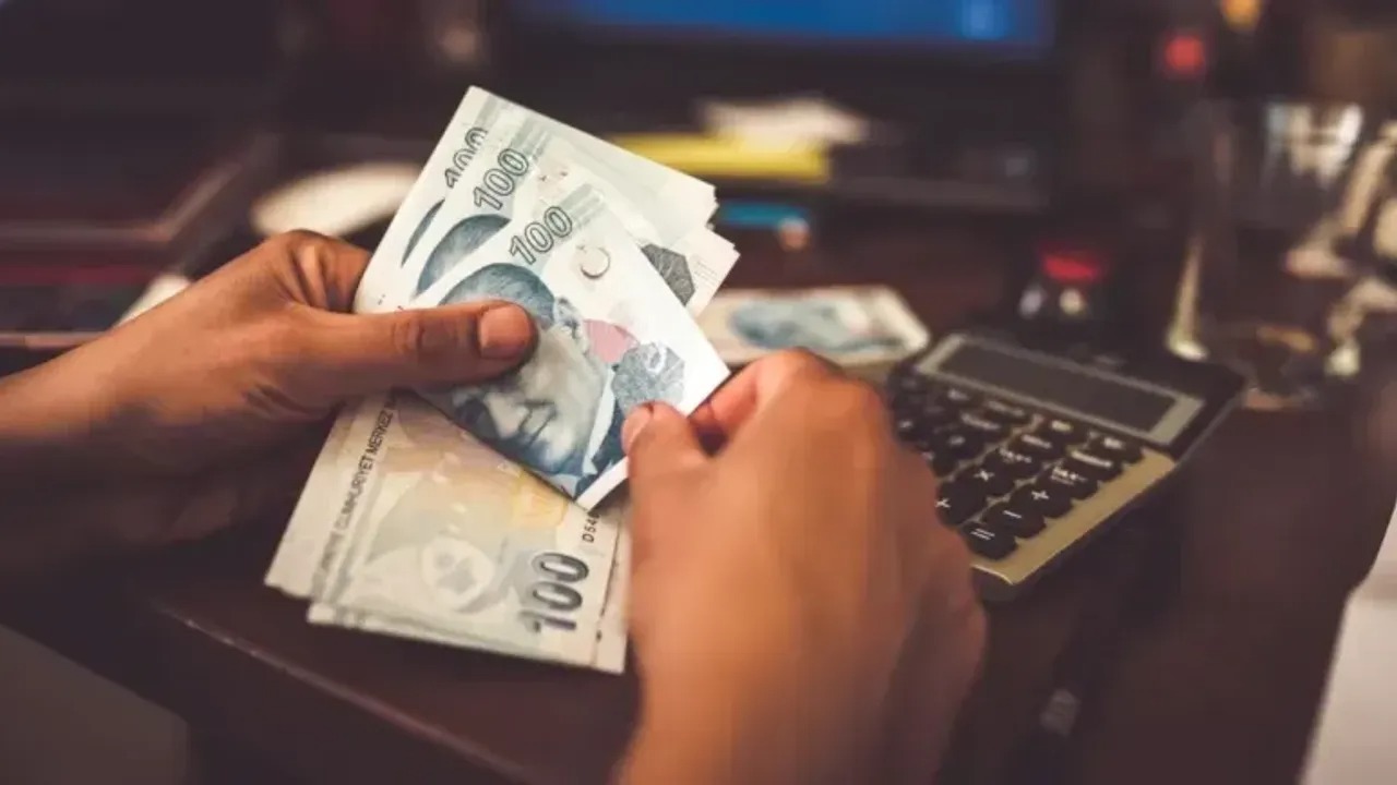TÜKETİCİLER EN UYGUN KREDİ ORANLARINI ARAŞTIRIYOR
Faiz indirimleri sonrasında kredi piyasasında hareketlilik başlarken, vatandaşlar en düşük faiz oranlarını sunan bankaları mercek altına aldı. Ancak karşılaştıkları farklı faiz oranları, birçok tüketicinin kafa karışıklığı yaşamasına neden oluyor. Özellikle bankaların sunduğu kredi paketleri arasındaki farklılıklar, geri ödeme planlarında büyük değişimlere yol açabiliyor.
