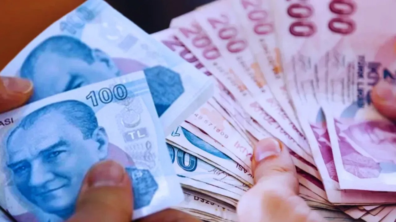 Güncel verilere göre, 18 Mart 2025 itibarıyla 24 ay vadeli 100 bin TL kredi çeken bir tüketici, %2,99 faiz oranıyla karşılaşırken, aynı vade süresiyle 200 bin TL kredi almak isteyenler için faiz oranı %3,24 seviyesine çıkıyor.