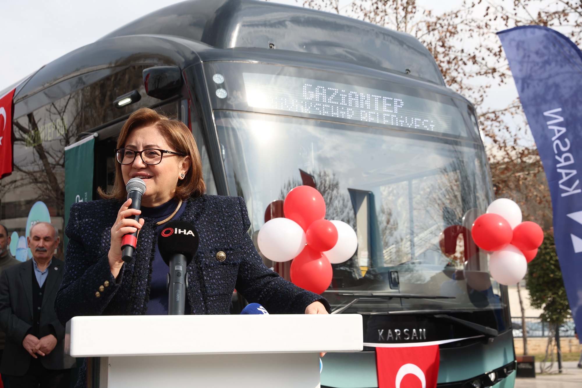 TÜRKİYE’DE BİR İLK: HİDROJEN YAKITLI OTOBÜSLER
Gaziantep Büyükşehir Belediyesi, "Sürdürülebilir ve Akıllı Mobilite Strateji Planı" çerçevesinde 44 adet elektrikli otobüs alımını gündemine alırken, şimdi de hidrojenle çalışan otobüsleri filosuna katmaya hazırlanıyor. Bu otobüsler, sıfır emisyon özelliğiyle çevre dostu bir ulaşım çözümü sunacak. Gaziantep, Türkiye'de hidrojen yakıtlı otobüslerin kullanıldığı ilk şehir olma yolunda önemli bir adım atmış olacak. Hidrojenle çalışan bu araçlar, egzozlarından yalnızca su buharı salacak ve böylece hava kirliliği yaratmadan şehir içi ulaşımı sağlayacak.
