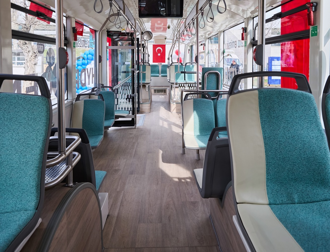 GAZİANTEP, GELECEK NESİLLER İÇİN ÖRNEK OLUYOR
Gaziantep Büyükşehir Belediyesi'nin hidrojen yakıtlı otobüsleri toplu taşıma sistemine dahil etme adımı, sadece çevre dostu bir ulaşım çözümü sunmakla kalmayacak, aynı zamanda şehri daha yeşil ve sürdürülebilir bir geleceğe taşıyacak. Hidrojen enerjisinin kullanımı, Gaziantep’in enerji verimliliği ve hava kalitesi konusunda önemli bir iyileşme sağlamasına yardımcı olacak. Şehirdeki bu dönüşüm, diğer büyükşehirler için de bir model oluşturacak.
