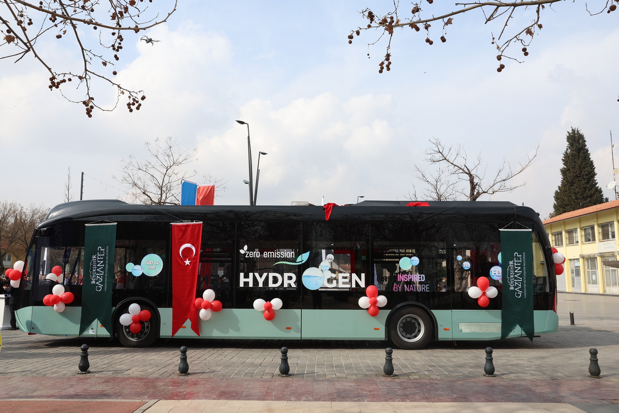 GÜNEŞ ENERJİSİYLE ÜRETİLEN HİDROJEN YAKITI KULLANILACAK
Gaziantep'teki hidrojen yakıtlı otobüslerin yakıtı, belediyeye ait güneş enerjisi santrallerinde üretilecek. Bu sayede, hidrojenin temel kaynağı olan güneş enerjisi ile üretilen yakıt, şehrin enerji ihtiyacını karşılamada önemli bir rol oynayacak. Böylece, Gaziantep sadece çevre dostu bir ulaşım ağına sahip olmakla kalmayacak, aynı zamanda sürdürülebilir enerji kaynaklarıyla ulaşımı destekleyecek.

