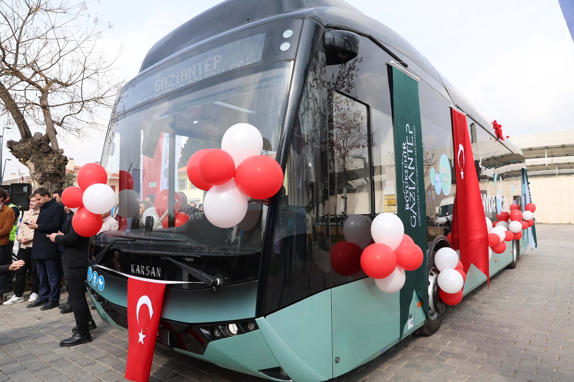 ULAŞIMDA YENİ BİR DÖNEMİN BAŞLANGICI
Gaziantep Büyükşehir Belediye Başkanı Fatma Şahin, sosyal medya üzerinden yaptığı açıklamada, hidrojenin temel kaynağının su ve güneş olduğunu vurgulayarak, bu teknolojinin dünyanın en temiz, ekonomik ve sürdürülebilir enerjisi olduğunu belirtti. Şahin, Türkiye’nin ilk hidrojen yakıtlı otobüslerini filosuna dahil ederek önemli bir teknolojik dönüşümü gerçekleştireceklerini ifade etti. Ayrıca, Gaziantep'in, TÜRASAŞ'ın yerli ve milli tren seti üretimindeki rolü gibi, bu alandaki teknolojik dönüşümü uygulayan ilk şehir olma yolunda ilerlediğini belirtti. Bu gelişmeler, Gaziantep’i çevre dostu ulaşım alanında öncü şehirlerden biri haline getirecek.
