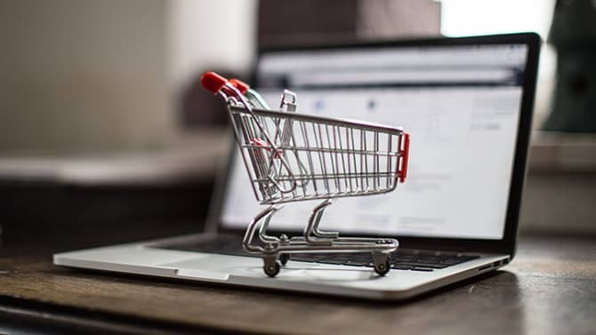 SAHTE VE GERÇEK SİTELERİ AYIRT ETMENİN YOLLARI
Online alışveriş veya hizmet alımlarında mağduriyet yaşamamak için bazı önlemler almak gerekiyor. Tüketiciler Birliği Başkanı Mahmut Şahin, sahte web sitelerini ayırt etmenin yollarını şu şekilde sıralıyor:
