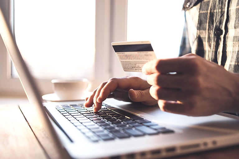 Dolandırıcılar, özellikle resmi kurumları, otel rezervasyon sitelerini veya yetkili servisleri taklit eden web siteleri oluşturuyor. Kullanıcılar, yetkili bir servise ulaştığını sanarak işlem yapıyor, ancak dolandırıcılara ödeme yaptıklarında mağdur oluyorlar. Üstelik bu tür sahtekarlıklara maruz kalanlar, muhatap bulamadıkları için hukuki yollarla haklarını aramakta da güçlük çekiyor.