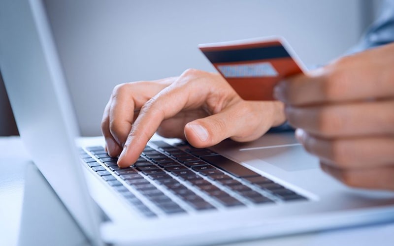 •	Yetkili servislerin veya resmi kuruluşların web sitelerinde "ücretli", "reklam" veya "sponsor" gibi ifadeler yer almaz.
•	Gerçek firmaların orijinal internet adresine ulaşana kadar araştırmaya devam edin, ilk sırada çıkan siteye hemen güvenmeyin.
•	Özellikle resmi işlemler, muayene randevuları, otel rezervasyonları veya teknik servis hizmetleri alırken, doğrudan ilgili kurumun resmi web sitesine yöneldiğinizden emin olun.
•	Bu yöntemlerle internet alışverişlerinde güvenli bir şekilde işlem yapmak ve dolandırıcılara karşı bilinçli hareket etmek mümkün olabilir.
