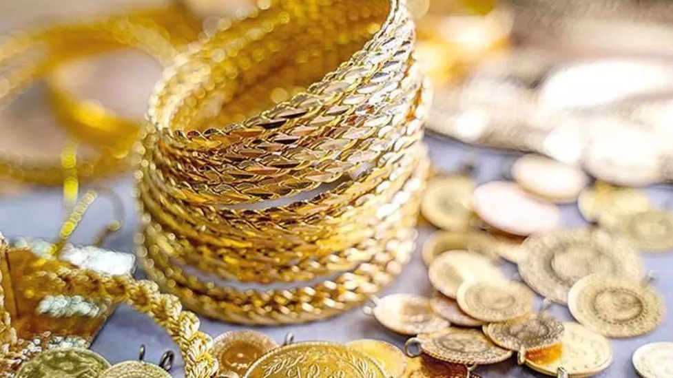 Altına yatırım yapmak isteyenlerin, piyasadaki gelişmeleri yakından takip etmesi ve fiyat hareketlerini iyi analiz etmesi önem taşıyor. Özellikle jeopolitik risklerin artması halinde, altının yeni rekor seviyelere ulaşabileceği öngörülüyor.