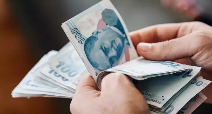 BAYRAM ÖNCESİ EKONOMİK RAHATLAMA BEKLENTİSİ
Bayram ikramiyelerinin artırılmasıyla birlikte, emekliler için bir miktar ekonomik rahatlama sağlanması hedefleniyor. Artan yaşam maliyetleri karşısında bu tür desteklerin önemli olduğu vurgulanırken, memurların da ikramiye beklentisi, ekonomik şartların zorlaşması nedeniyle daha fazla gündemde yer almaya başladı.
