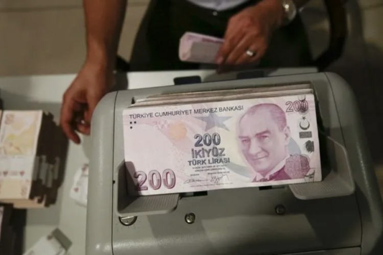 Memurların da ikramiye alması yönündeki taleplerin nasıl değerlendirileceği merak konusu olurken, kamu çalışanlarının beklentilerinin hükümet tarafından dikkate alınıp alınmayacağı ilerleyen günlerde netleşecek.