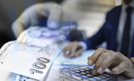 YARI ZAMANLI ÇALIŞAN MEMURLARIN MAAŞLARI NASIL ETKİLENECEK?
Kamuda görev yapan memurlar, mesleklerinin niteliğine göre yarı zamanlı çalışmayı tercih edebilecek. Ancak bu durumda maaşları da yarıya düşecek. Örneğin, en düşük memur maaşı olan 43 bin 726 TL alan bir kamu çalışanı, yarı zamanlı çalışmayı tercih ederse 21 bin 863 TL maaş alacak. Günümüzde 10 yıllık deneyime sahip bir çocuk bakıcısının aylık ücreti 32 bin 100 TL’ye kadar çıkarken, memurlar için yarı zamanlı çalışmak maddi açıdan daha avantajlı bir seçenek olabilir.
