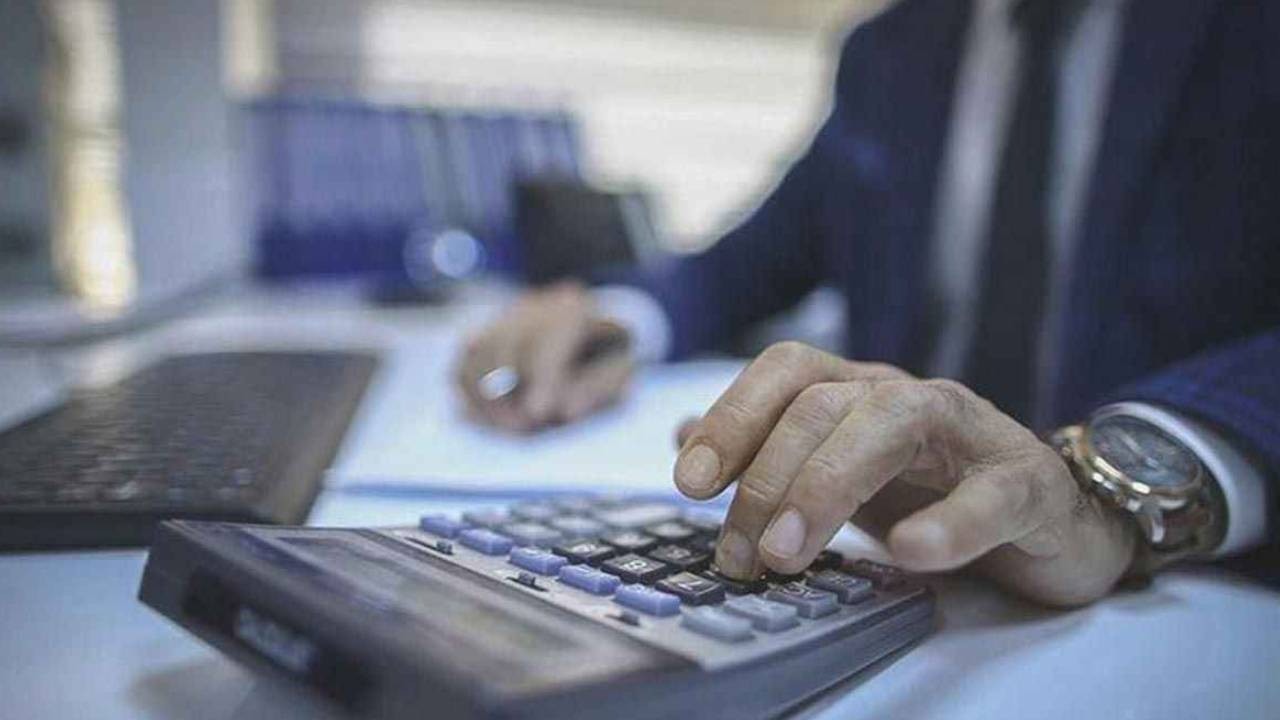 KAMU ÇALIŞANLARINA ESNEK ÇALIŞMA İMKANI
Mevcut uygulamada memurlar haftalık 40 saat çalışıyor. Yarı zamanlı çalışmayı tercih edenler için bu süre 20 saate düşecek. Ancak yarı zamanlı çalışan annelere ek olarak süt izni hakkı tanınmayacak. Çalışma saatleri, işin niteliğine ve kurumun işleyişine zarar vermeyecek şekilde düzenlenecek.
