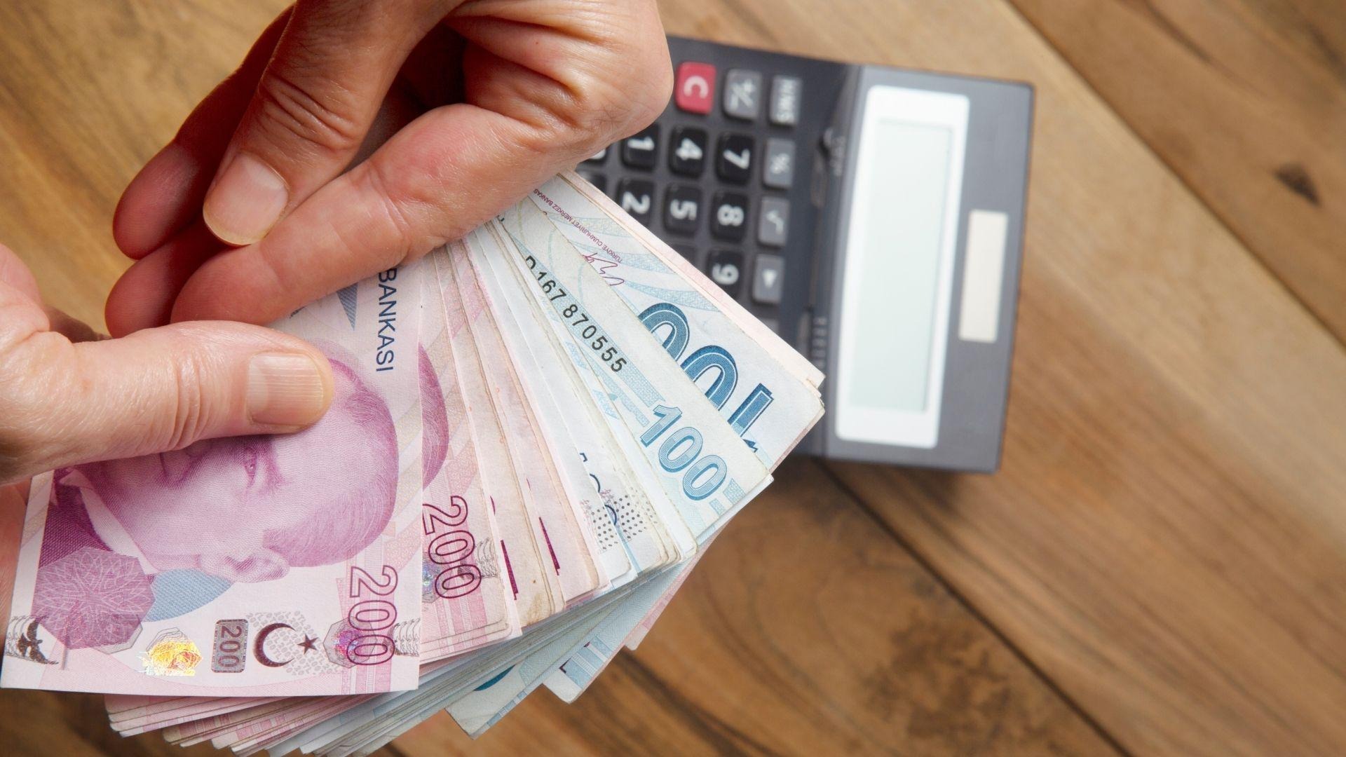 2026’DA EMEKLİ MAAŞLARINDA DÜŞÜŞ BEKLENTİSİ
Öte yandan, 2026 yılında emekli olacak vatandaşlar için maaşların daha düşük seviyede olabileceği belirtiliyor. Bu durum, 2025 yılında emekli olacak kişilerin maaş artışlarından daha fazla faydalanacağı anlamına geliyor. Ekonomistler, ilerleyen süreçte emeklilik hesaplamalarının da değişebileceğini ve bu konuda yeni düzenlemelerin gündeme gelebileceğini ifade ediyor.
