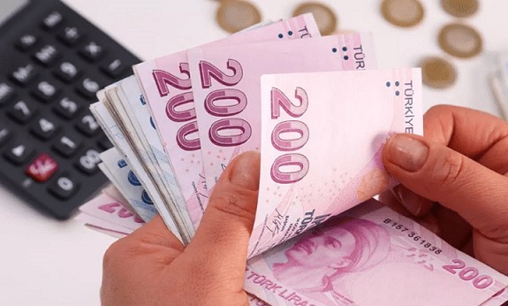 ASGARİ ÜCRETE ZAM YAPILACAK MI?
Hükümetin şu ana kadar yaptığı açıklamalar, asgari ücret için temmuz ayında ek bir zam yapılmayacağı yönünde. Ancak uzmanlar, ekonomik gelişmelere ve kamuoyunun beklentilerine bağlı olarak ilerleyen süreçte bir değişiklik olabileceğini ifade ediyor. Geçtiğimiz yıllarda, özellikle yüksek enflasyon dönemlerinde yıl içinde asgari ücrete ek zamlar yapıldığı göz önüne alındığında, temmuz ayında sürpriz bir kararın çıkma ihtimali bulunuyor.
