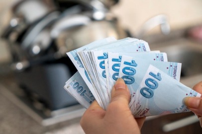 EMEKLİ ZAMLARINI ENFLASYON BELİRLEYECEK
Temmuz ayında yapılacak emekli maaşı artışlarının belirlenmesinde enflasyon rakamları kritik rol oynayacak. Hükümet, Ocak-Haziran dönemi enflasyon verilerine göre emeklilere yapılacak zam oranını netleştirecek. Türkiye İstatistik Kurumu (TÜİK) tarafından açıklanacak olan altı aylık enflasyon oranı, emeklilerin maaş artışında temel belirleyici unsur olacak.
