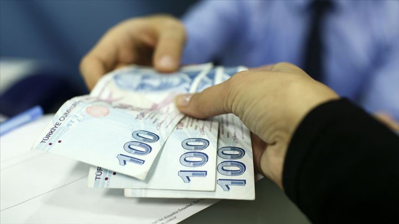 Ekonomi yönetiminin, temmuz ayında açıklayacağı maaş artışlarıyla hem ekonomik istikrarı koruma hem de vatandaşların alım gücünü artırma arasında bir denge kurmaya çalıştığı gözlemleniyor. Bu nedenle, önümüzdeki aylarda emekli maaşları ve asgari ücretle ilgili yeni açıklamalar gelebilir.