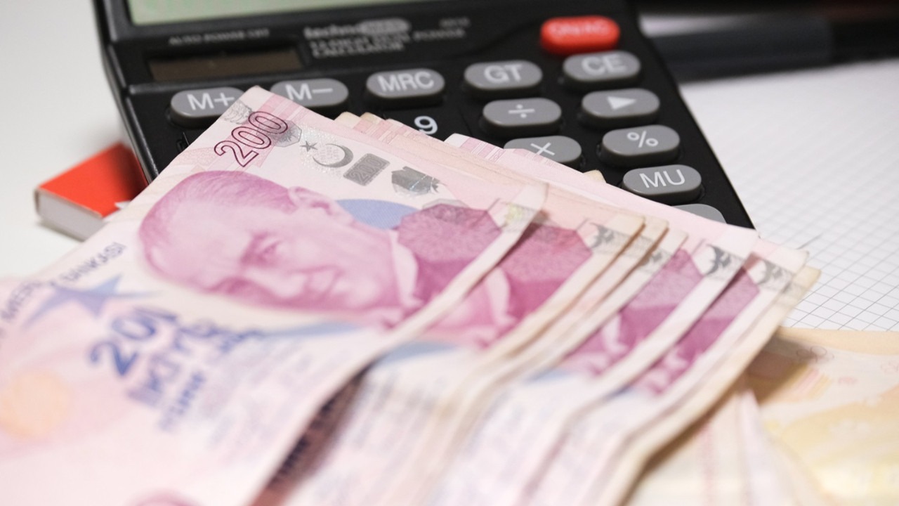 Özetle, temmuz ayı hem emekliler hem de çalışanlar için kritik bir dönemeç olacak. Hükümetin alacağı kararlar, ekonomik veriler ve siyasi dengeler çerçevesinde şekillenecek. Kamuoyunun beklentileri ve ekonomik gerçekler doğrultusunda nasıl bir yol izleneceği ise önümüzdeki günlerde daha netlik kazanacak.