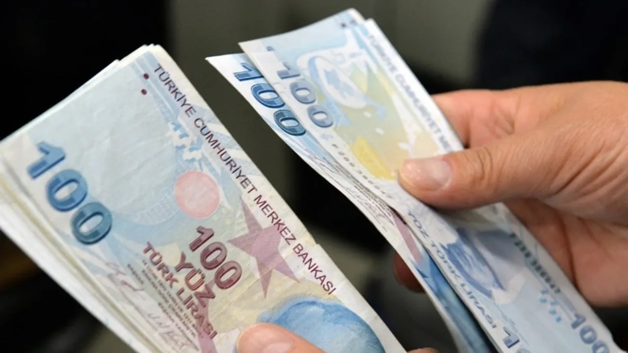 BAĞ-KUR VE SSK ARASINDAKİ PRİM FARKI KALKIYOR
Uzun yıllardır tartışma konusu olan Bağ-Kur ve SSK arasındaki prim farkı, yeni yasa tasarısı ile ortadan kalkıyor. Yürürlüğe girecek düzenleme ile Bağ-Kur sigortalıları, SSK'lılarla eşit koşullarda emekli olabilecek. Bu reform, özellikle esnaf, sanatkar ve küçük işletme sahipleri için büyük bir avantaj sağlayacak.

