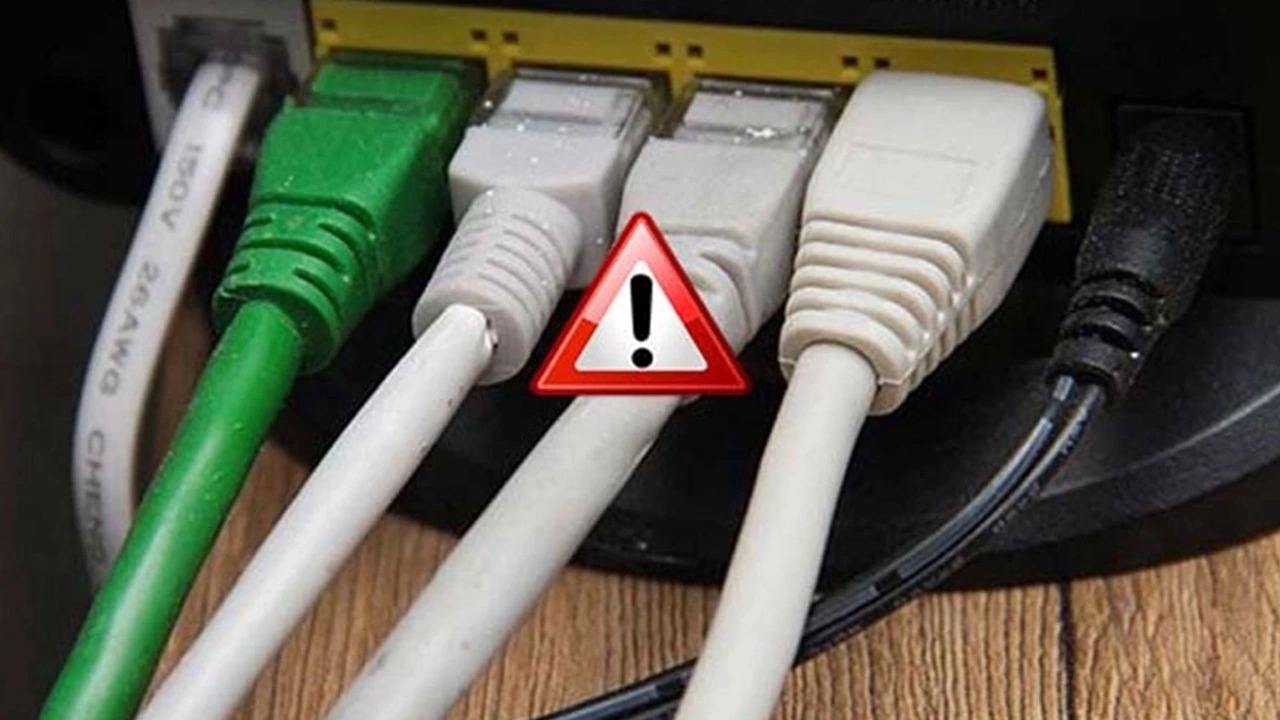 ADSL’İN SONU YAKLAŞIYOR
Uzun yıllardır kullanılan bakır kablo altyapısına dayalı ADSL, yüksek bakım maliyetleri, enerji tüketimi ve yetersiz hız kapasitesi gibi nedenlerden ötürü artık yerini modern fiber optik teknolojisine bırakıyor. Daha hızlı ve güvenilir internet sağlayan fiber altyapının yaygınlaşmasıyla, ADSL’in kademeli olarak kaldırılması kaçınılmaz hale geldi.
