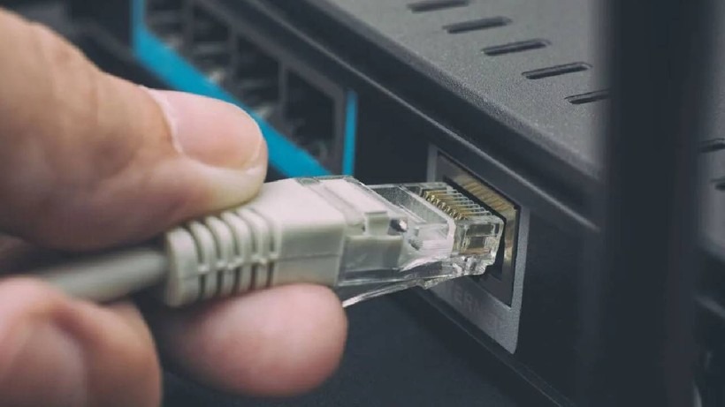 ADSL’İN KAPANMA SÜRECİ TAKVİME BAĞLANDI
Planlanan aşamalı geçiş süreci kapsamında, Ocak 2025 itibarıyla Fransa genelinde 162 belediyede ADSL hizmeti tamamen sonlandırıldı. Bu sürecin devamında, Ocak 2026’dan itibaren 829 belediyede daha ADSL erişimi kesilecek. 2030 yılına kadar tamamlanması hedeflenen bu dönüşümle birlikte, Fransa genelinde ADSL tamamen devre dışı kalacak.
