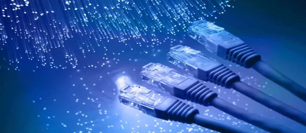 Fransa’da telekomünikasyon hizmeti sağlayan Orange, eski teknolojinin aşamalı olarak devre dışı bırakılacağını açıkladı. Alınan bu karar, operatör fark etmeksizin tüm ADSL abonelerini etkileyecek. Fiber optik altyapının olmadığı bölgelerde, internet kullanıcılarının bağlantılarını nasıl sürdüreceği ise büyük bir soru işareti olarak karşımıza çıkıyor.
